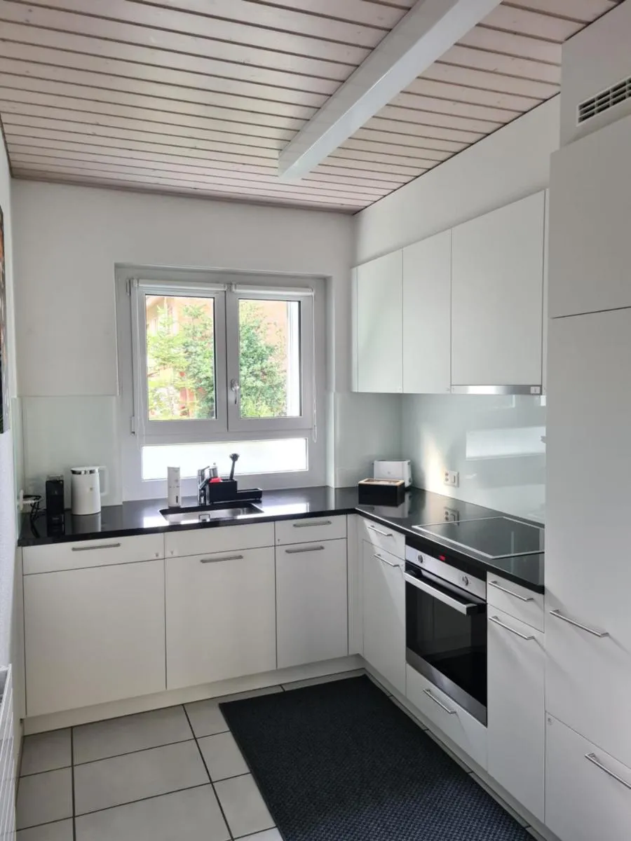 Image 3 of 2 BR – Kingsize Bett – Garten – Parken – Küche