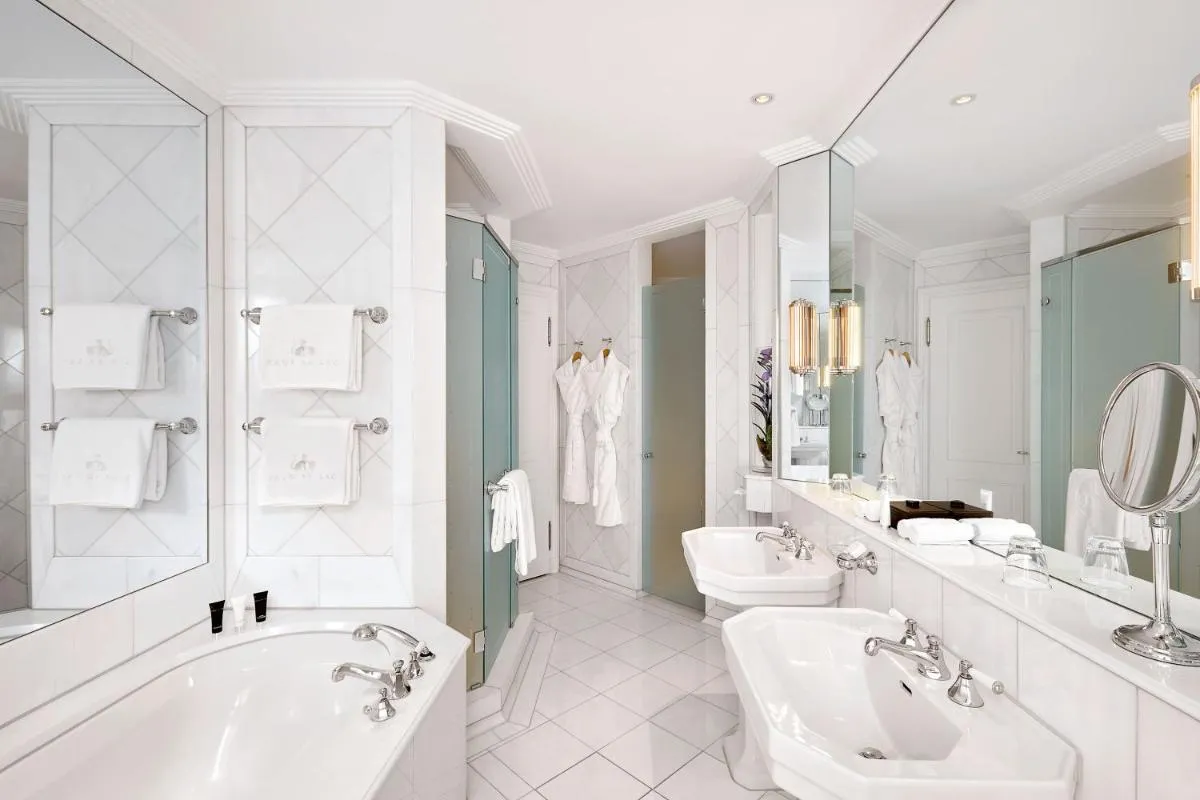 Image 2 of Baur au Lac