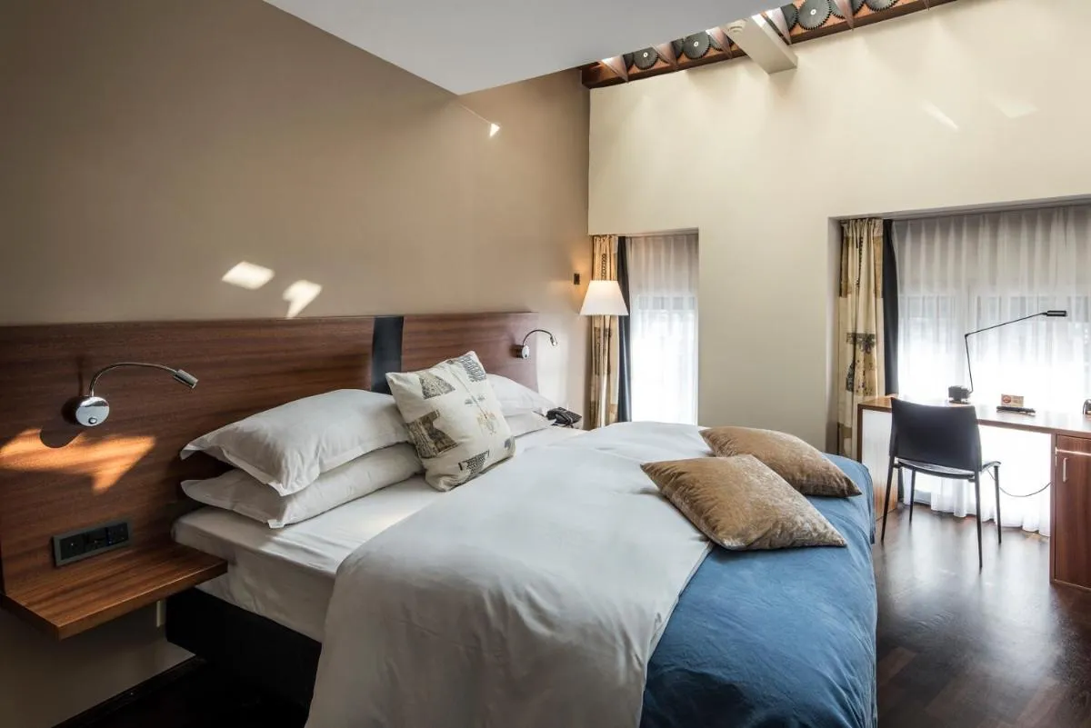 Image 5 of Central Plaza