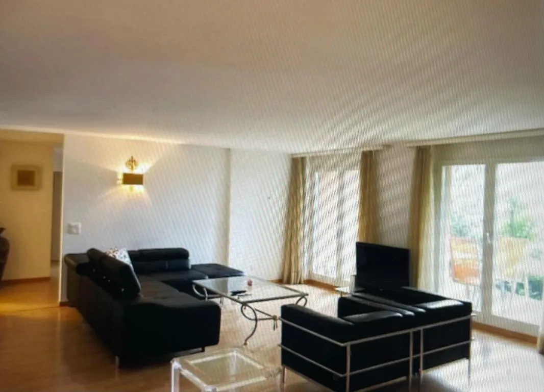 Image of Centrally located, Spacious Modern Apartment