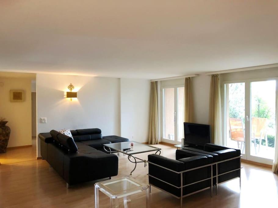 Centrally located, Spacious Modern Apartment