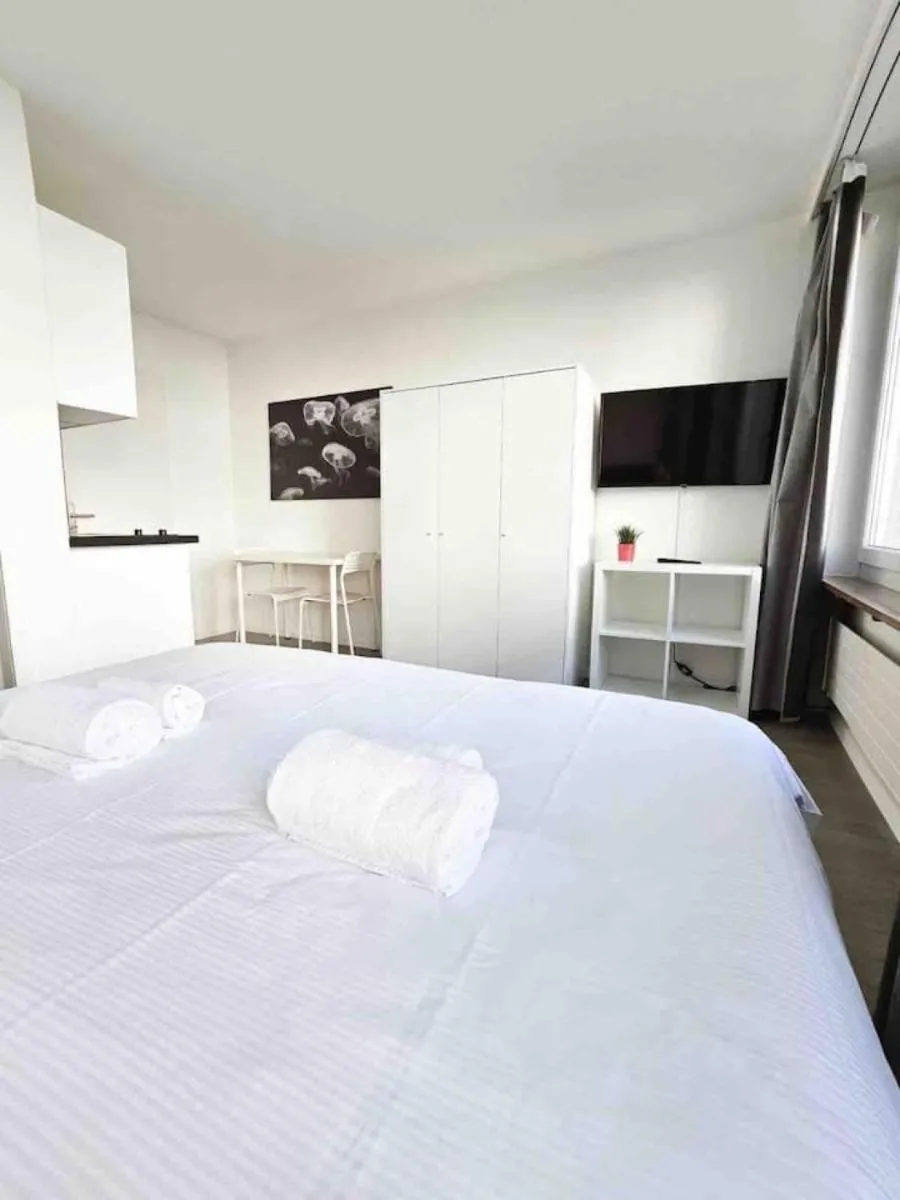 Image 6 of Downtown Deluxe Studio with Queen Bed BE-25