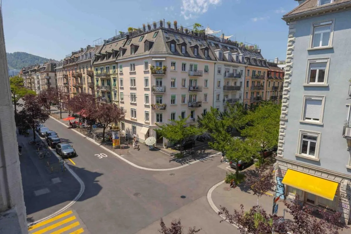 Image 2 of Downtown Deluxe Studio with Queen Bed BE-25