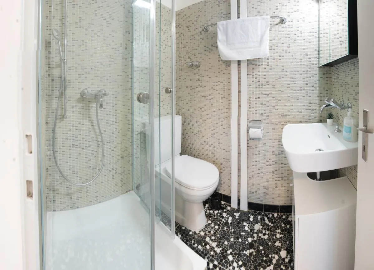 Image 2 of Urban Oasis with Queen Bed and View BE-13