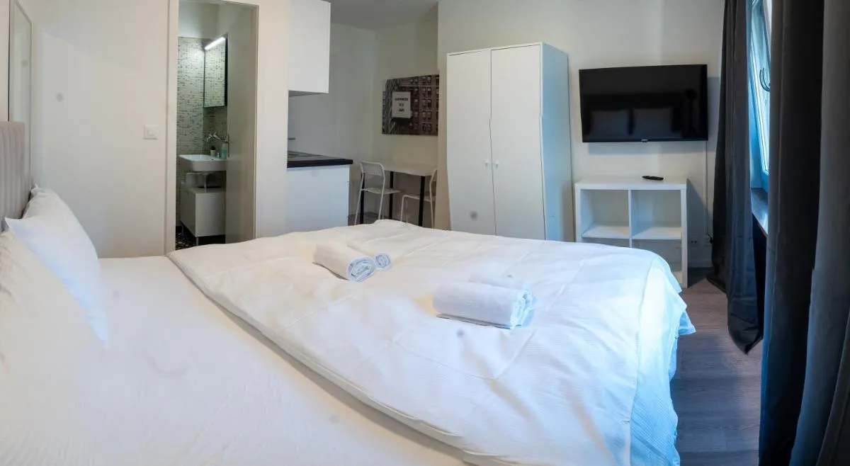 Image 4 of Urban Oasis with Queen Bed and View BE-13