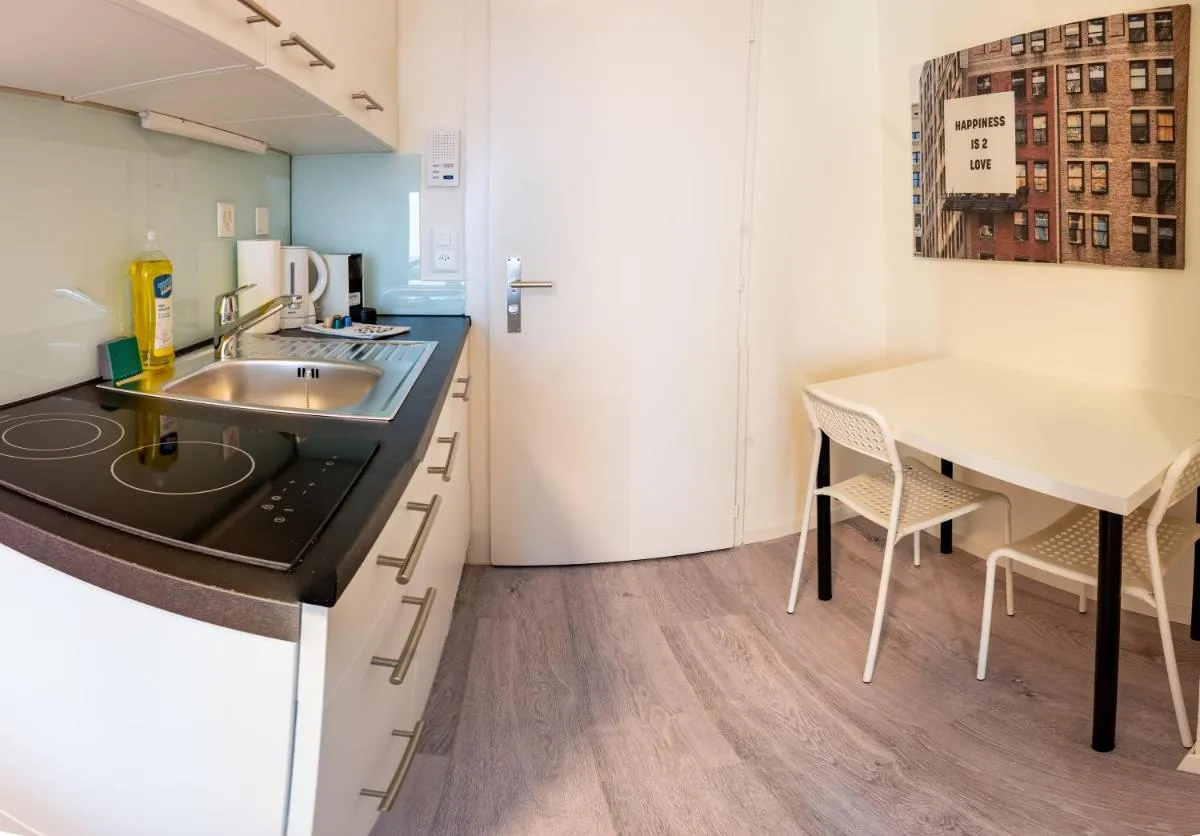 Image 6 of Urban Oasis with Queen Bed and View BE-13