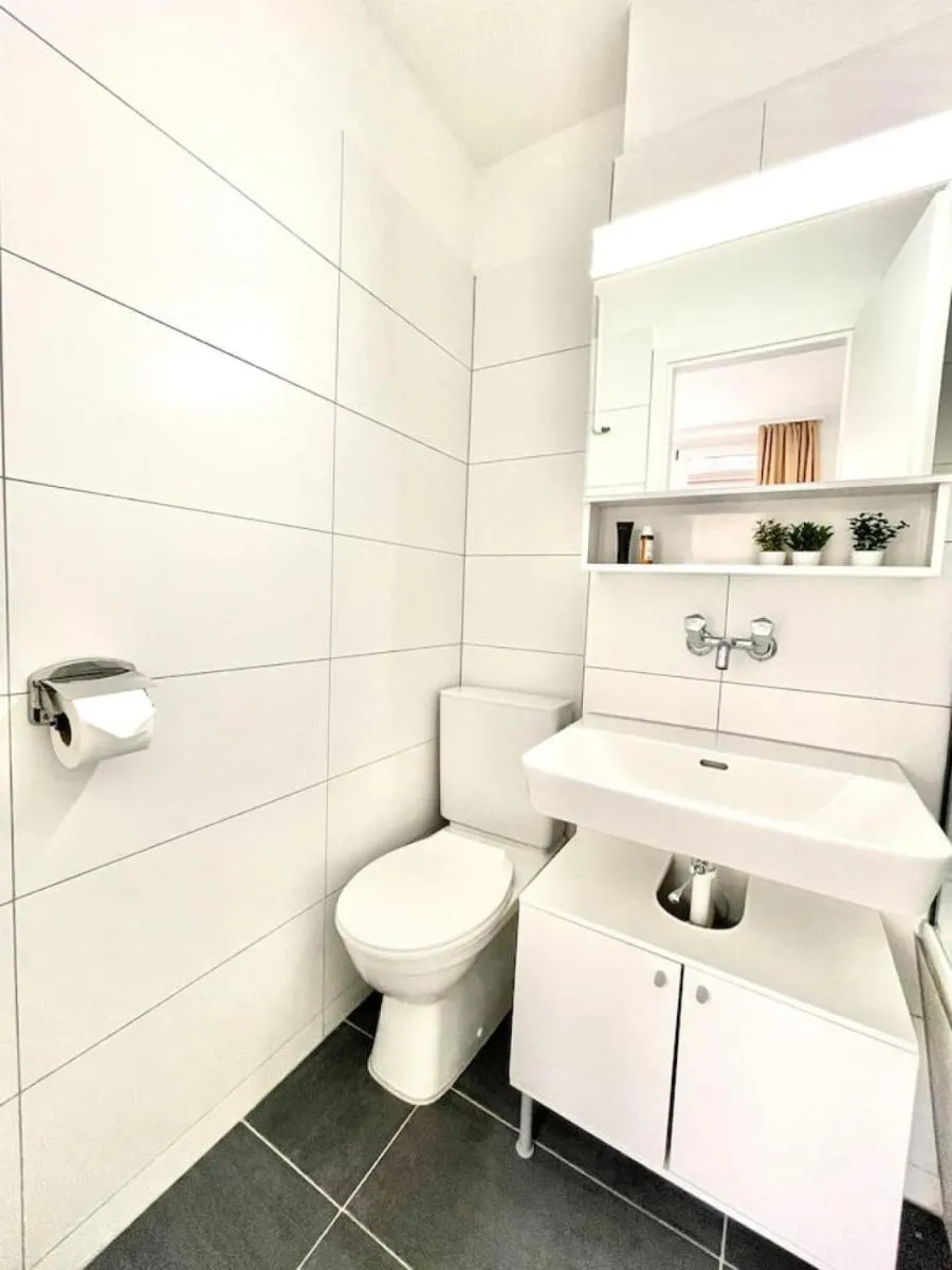 Image 3 of Urban Oasis with Queen Bed and View BE-18