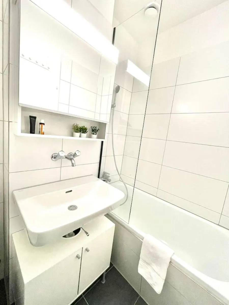 Image 5 of Urban Oasis with Queen Bed and View BE-18