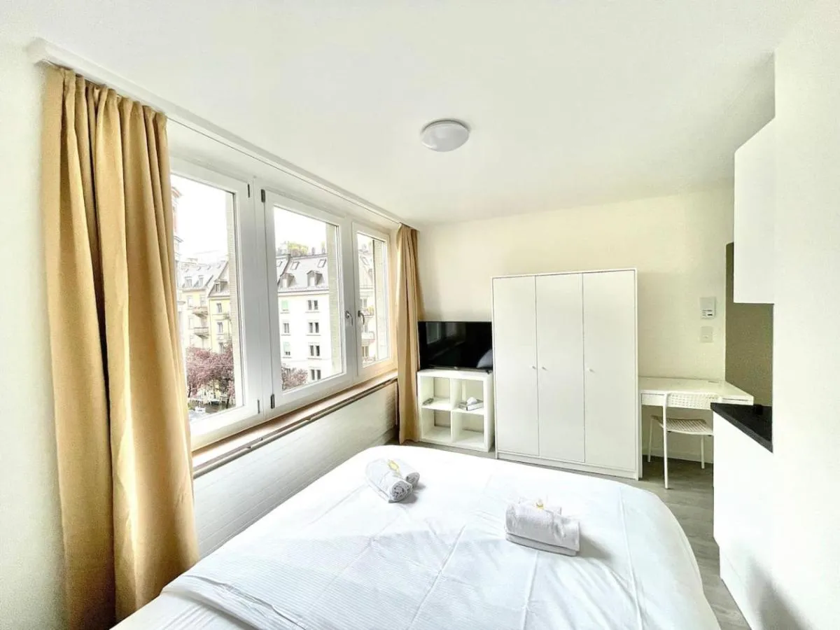 Image 1 of Urban Oasis with Queen Bed and View BE-18