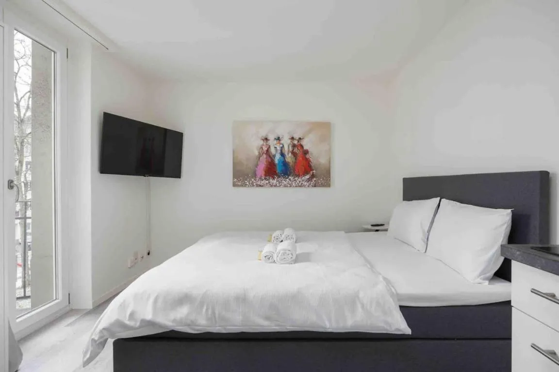 Image of Urban Oasis with Queen Bed and View BE-29