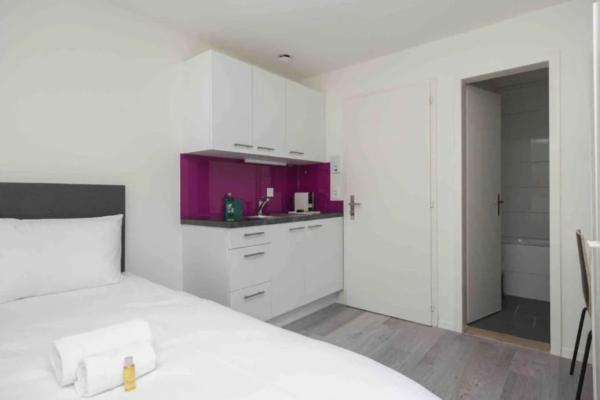 Image 5 of Urban Oasis with Queen Bed and View BE-29