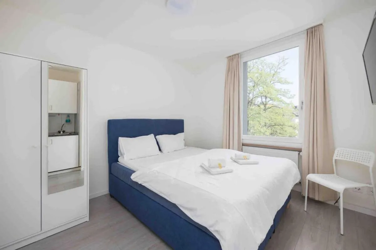 Image 1 of Urban Oasis with Queen Bed and View BE-32