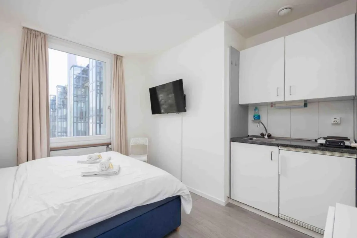 Image 5 of Urban Oasis with Queen Bed and View BE-32