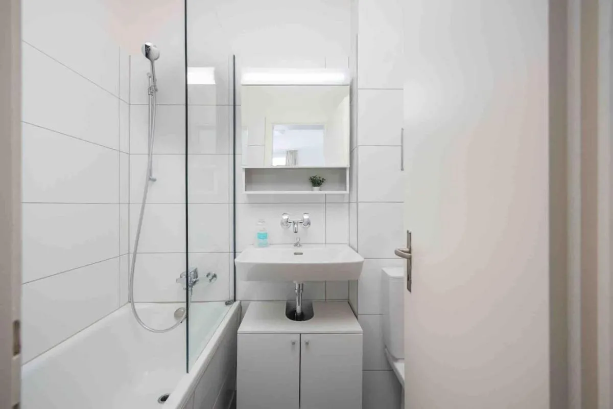 Image 2 of Urban Oasis with Queen Bed and View BE-32