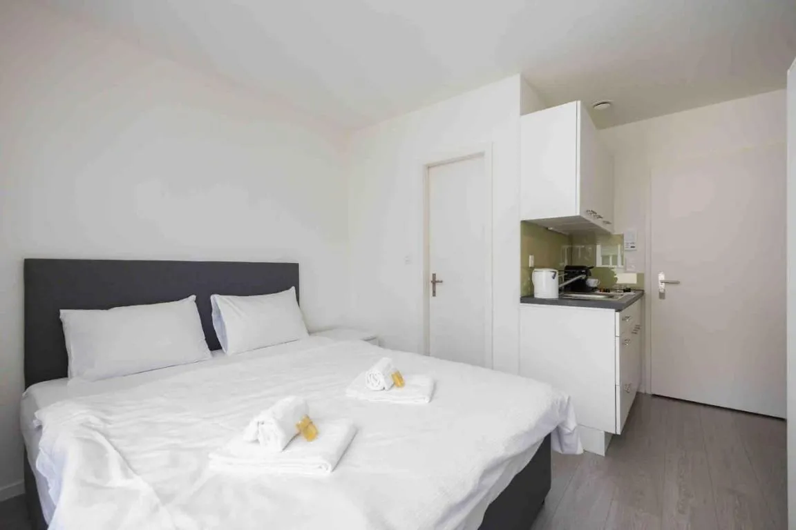 Image of Urban Oasis with Queen Bed and View BE-33