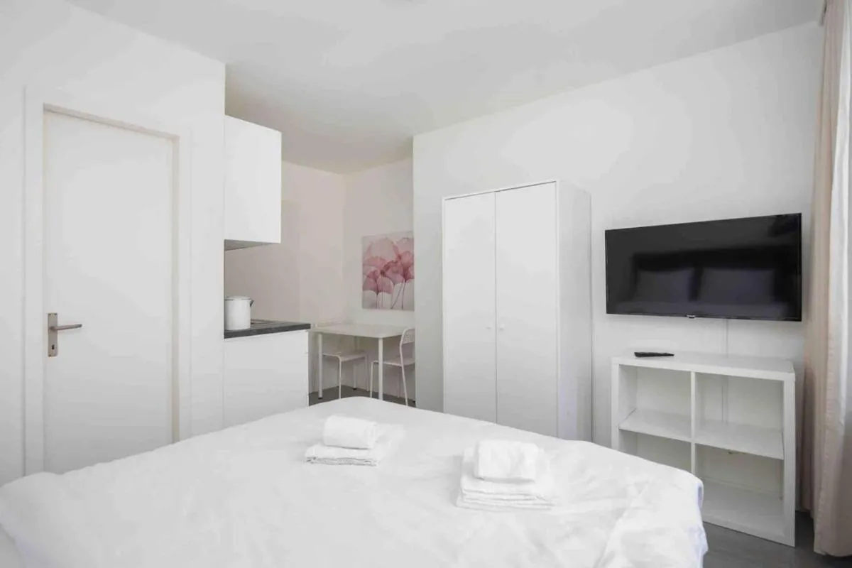 Image 5 of Urban Oasis with Queen Bed and View BE-33