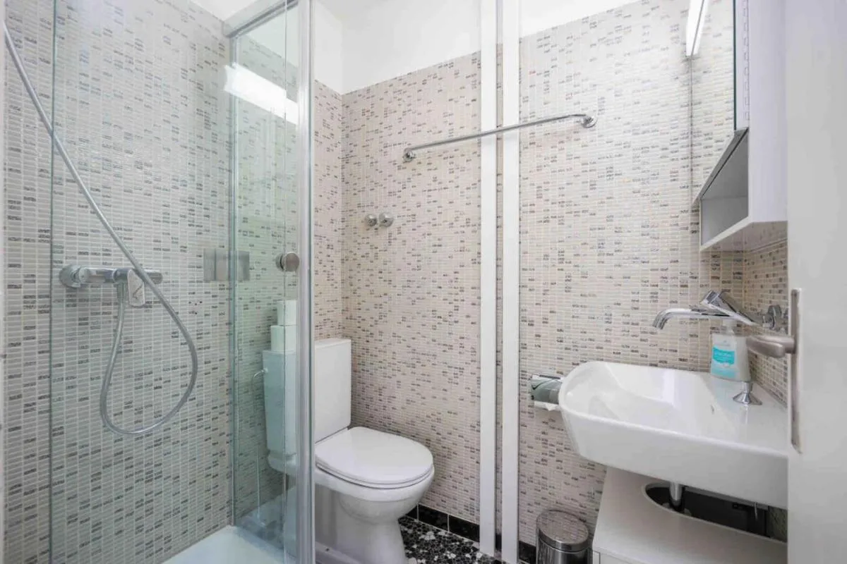 Image 2 of Urban Oasis with Queen Bed and View BE-33