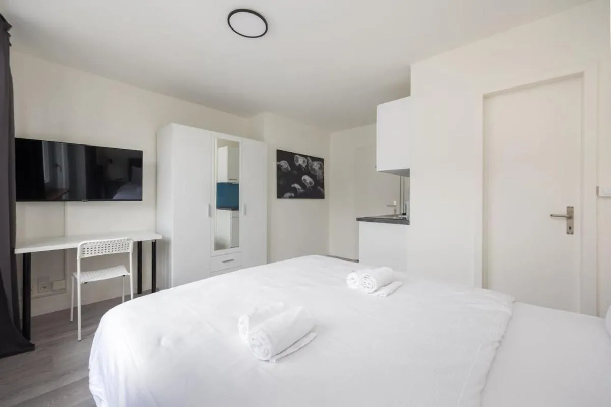 Image 5 of Urban Oasis with Queen Bed and View BE-34