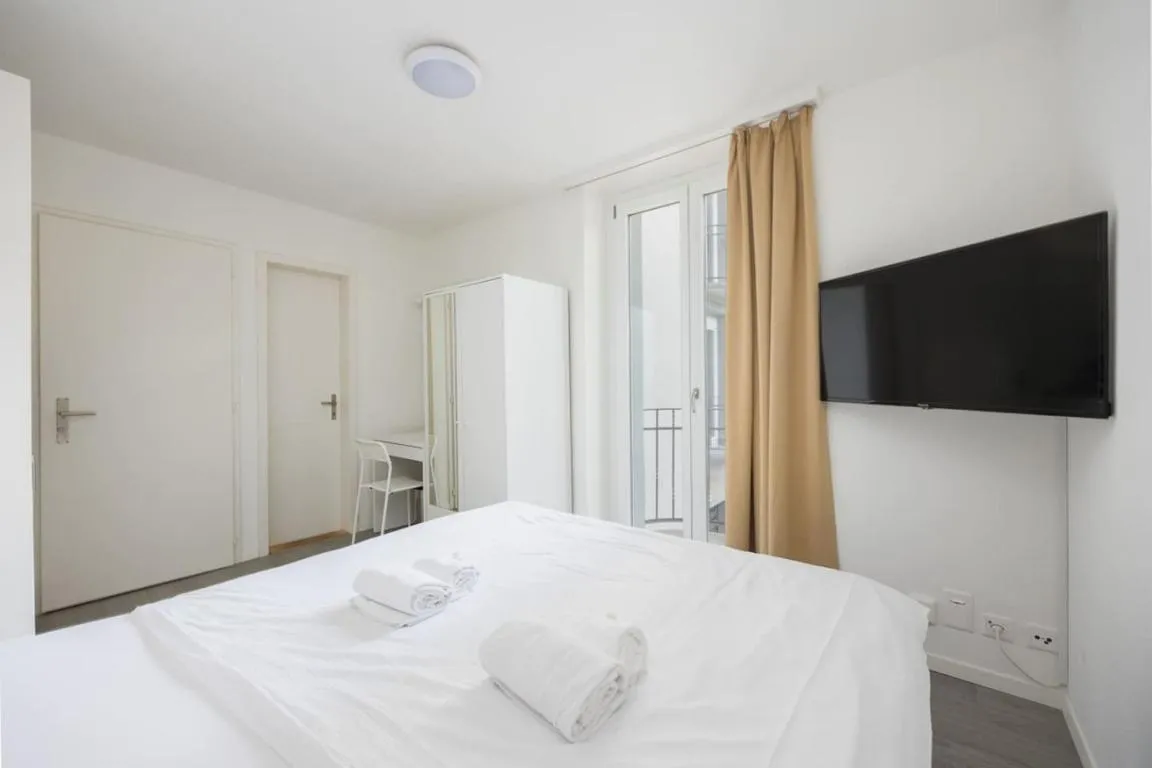 Image of Urban Oasis with Queen Bed and View BE-39