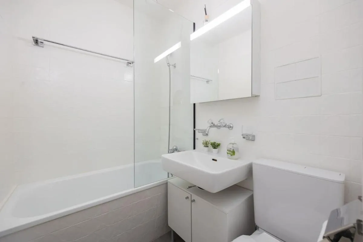 Image 6 of Urban Oasis with Queen Bed and View BE-39