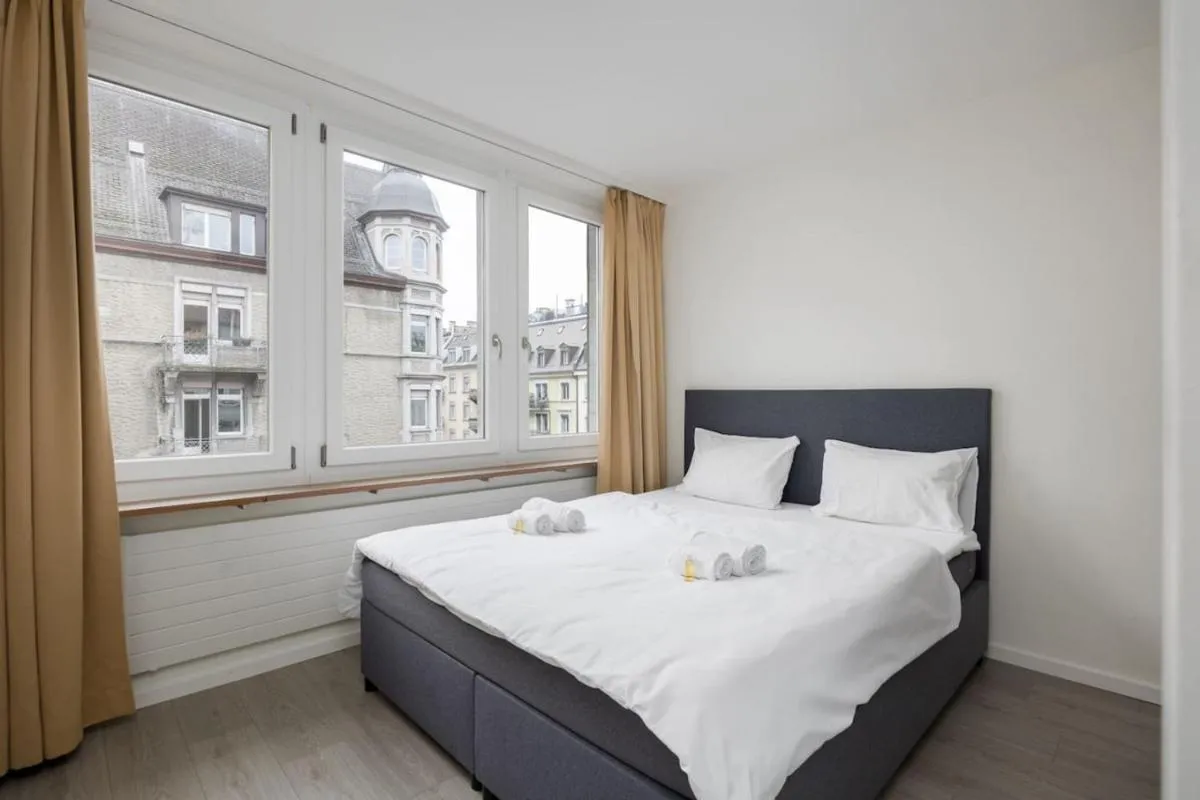 Image 5 of Urban Oasis with Queen Bed and View BE-48