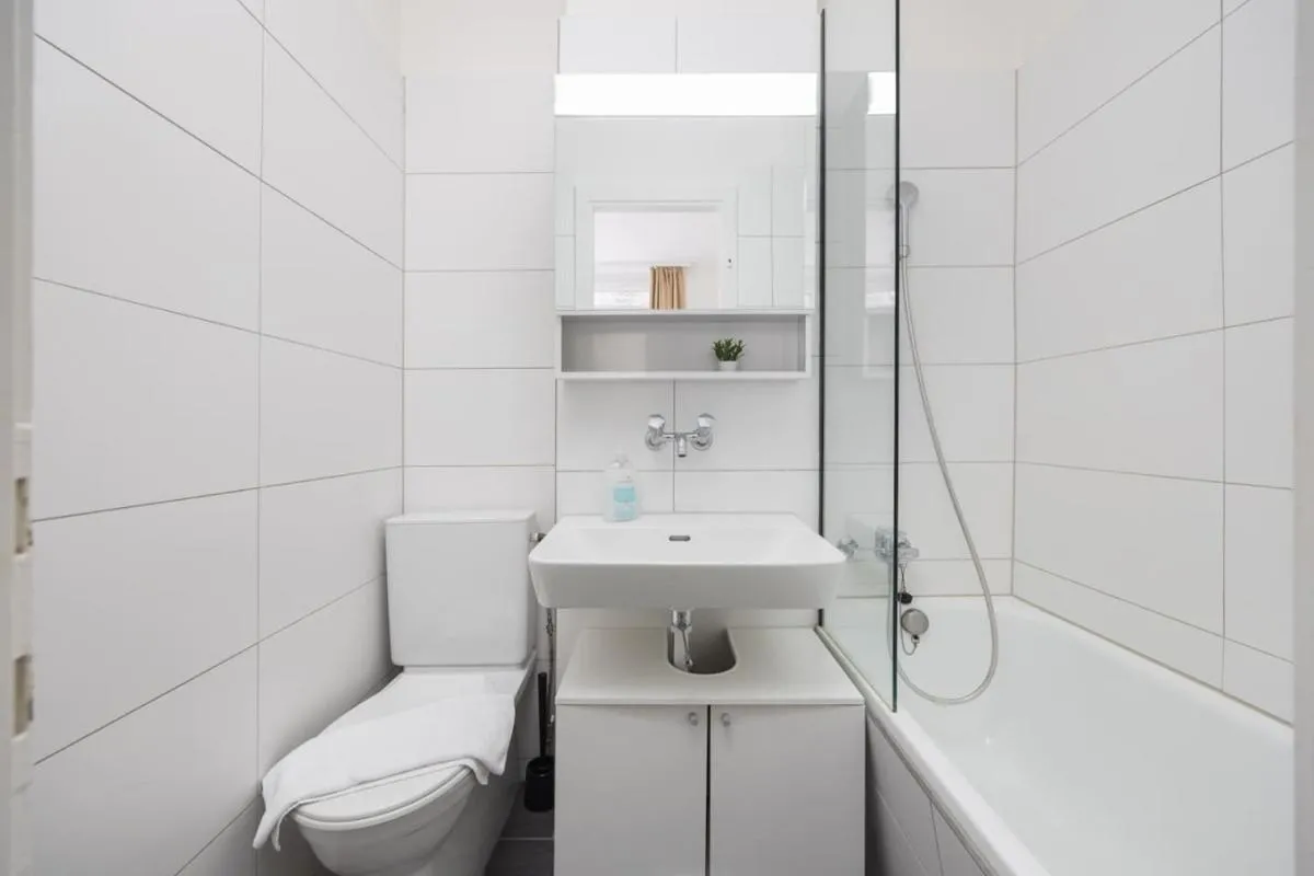 Image 2 of Urban Oasis with Queen Bed and View BE-48